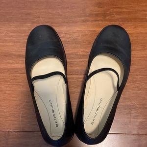 Black leather Mary Jane style flats, sz8